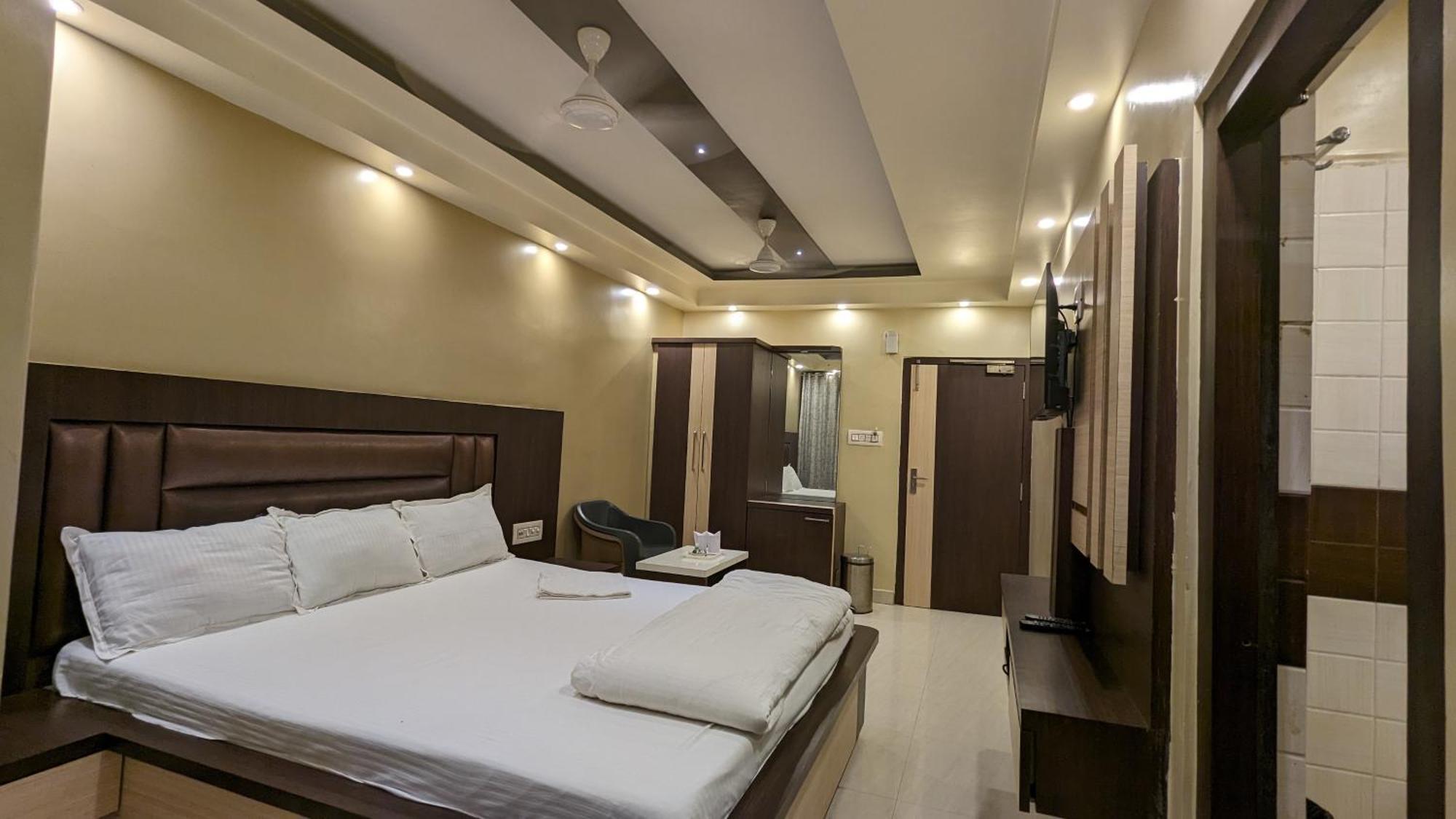 Hotel Binapani Deluxe 1 タラピス エクステリア 写真