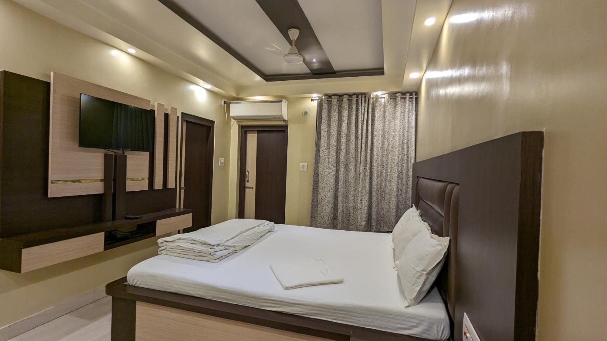 Hotel Binapani Deluxe 1 タラピス エクステリア 写真
