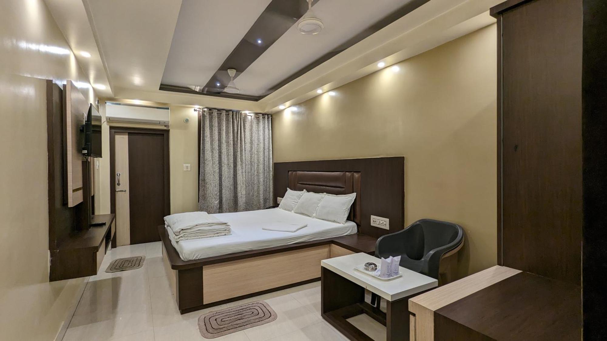 Hotel Binapani Deluxe 1 タラピス エクステリア 写真